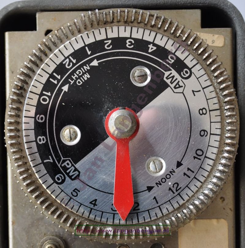 Big Dutchman - Automatic poultry feeder / time switch